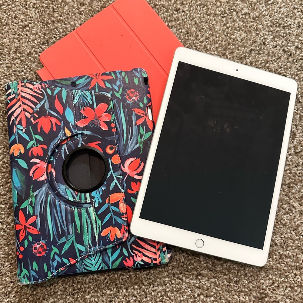 iPad 8th generation 32gb with Apple Pencil and 2 cases
